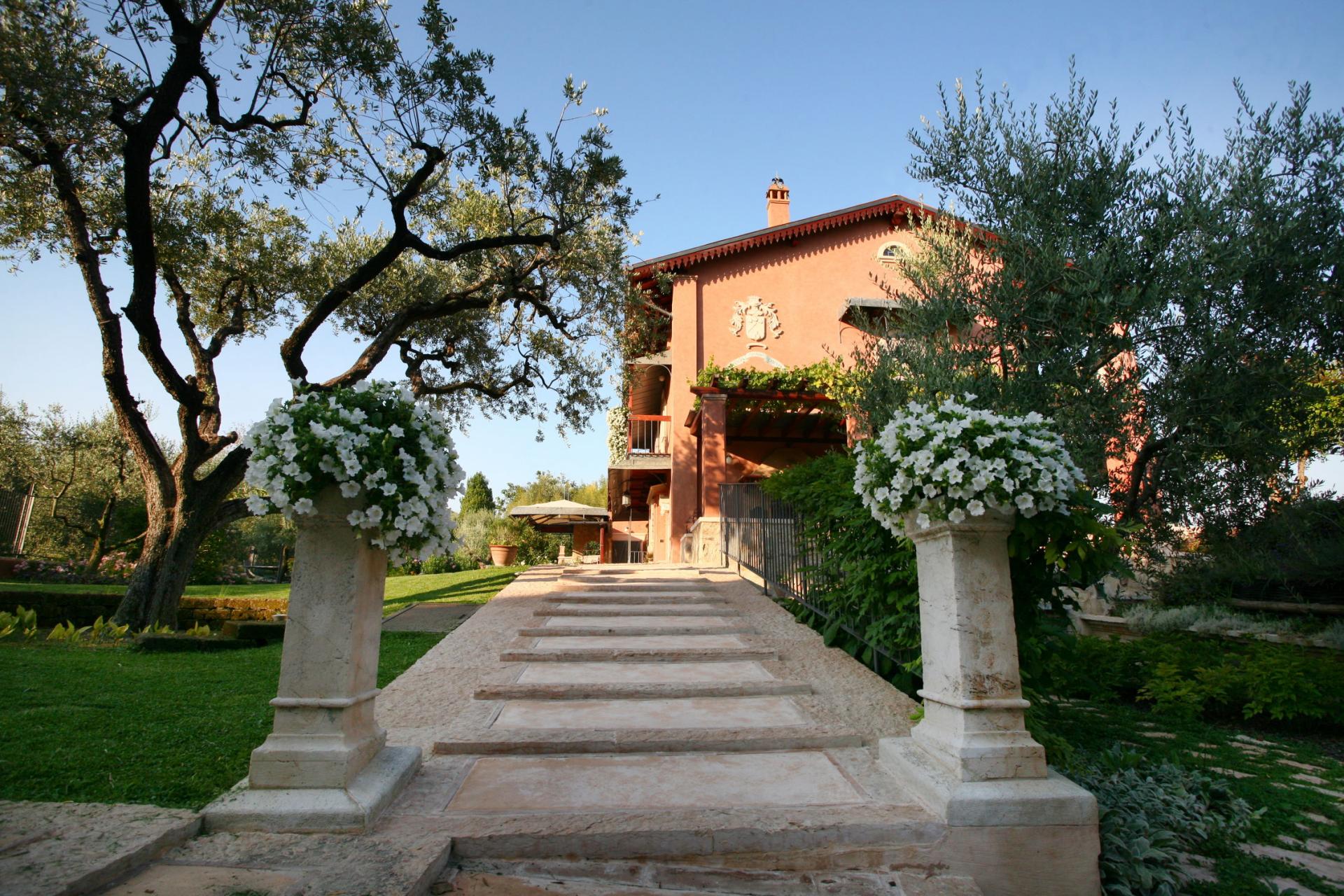 Villa nel verde sul lago 1
