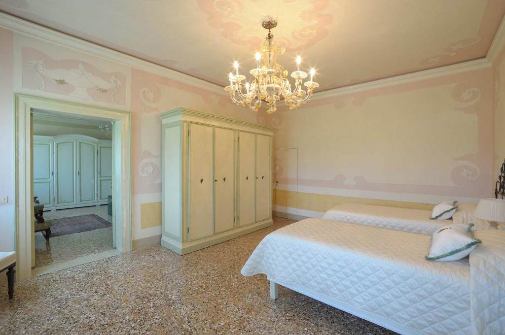 Attico nobile in villa restaurata 10